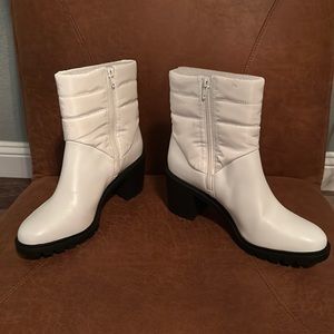Alfani, Macy Brand. White Puffer Black Sole ankle high boot 9M.